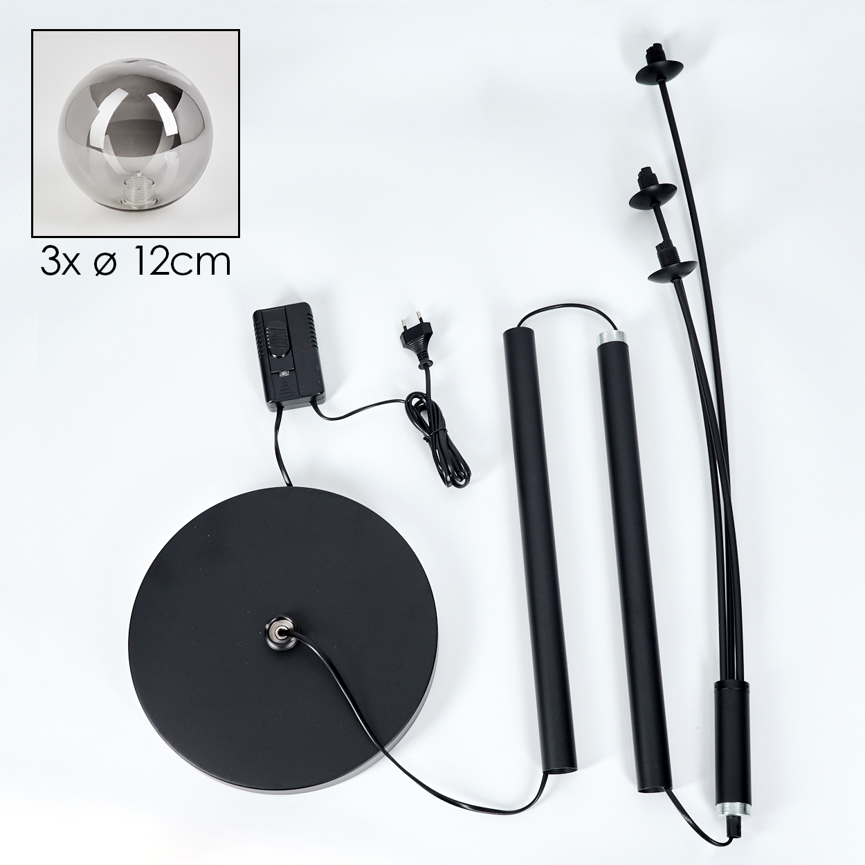 Komponenten einer Stehlampe: Basis, schwarze Stangen, Glaskugeln und ein Stecker. 3x ø 12cm angegeben.