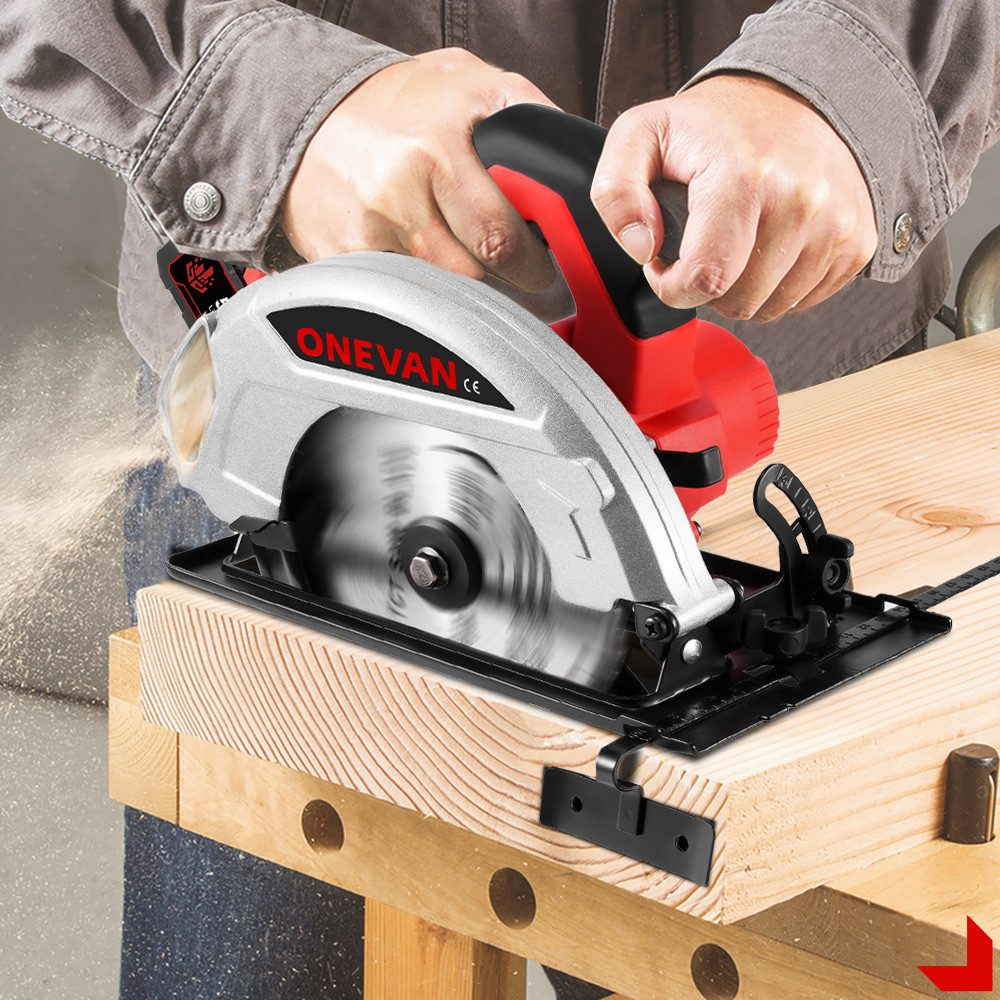 Eine Person benutzt eine Kreissäge auf einem Holzbrett, das an einer Werkbank befestigt ist.
