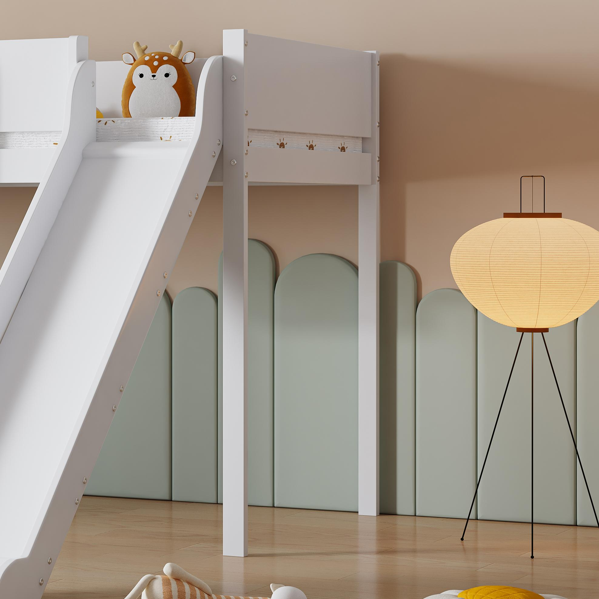 Ein Kinderbett mit Rutsche und einem Reh-Plüschtier. Die Wand hat eine grüne, wellenförmige Platte und eine Lampe.