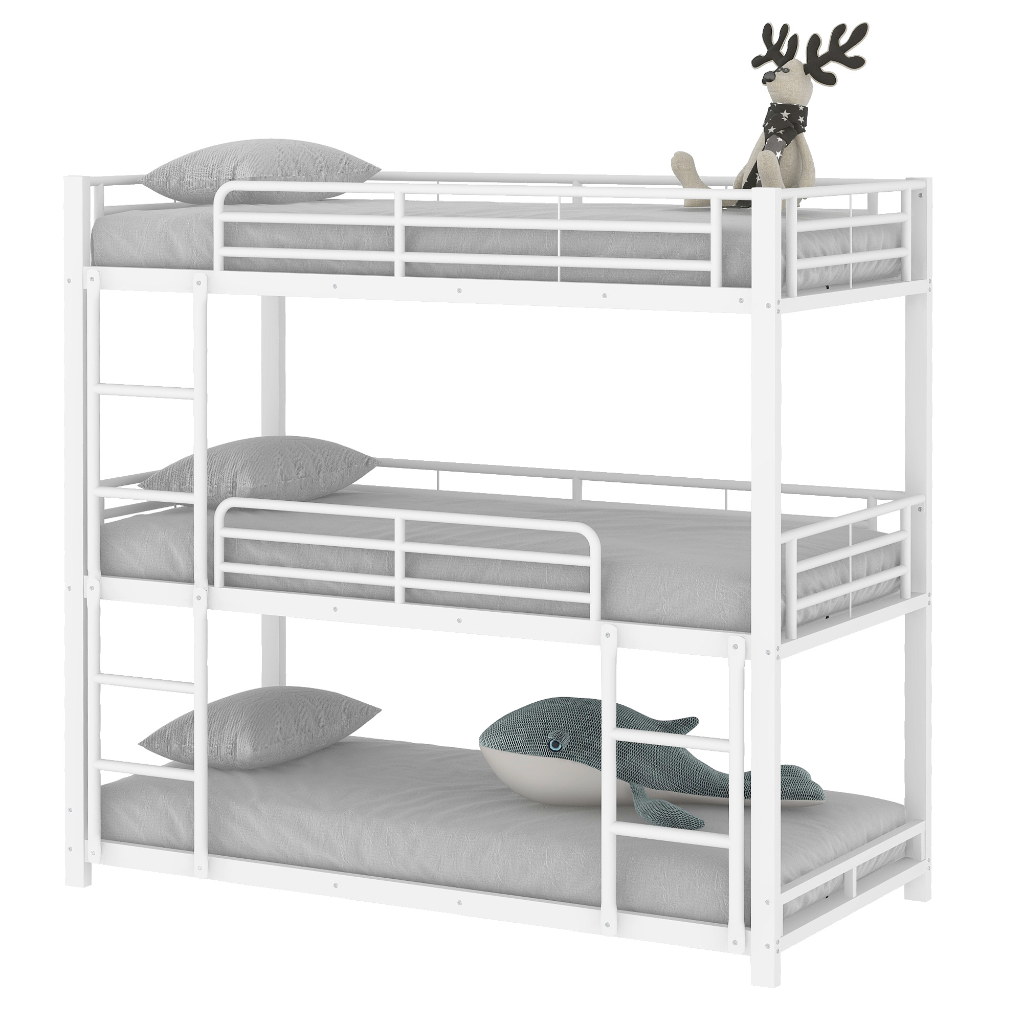 Ein weißes Dreifach-Etagenbett mit Matratzen und Kissen. Ein Stoffwal und ein Hirsch sind auf dem obersten Bett.