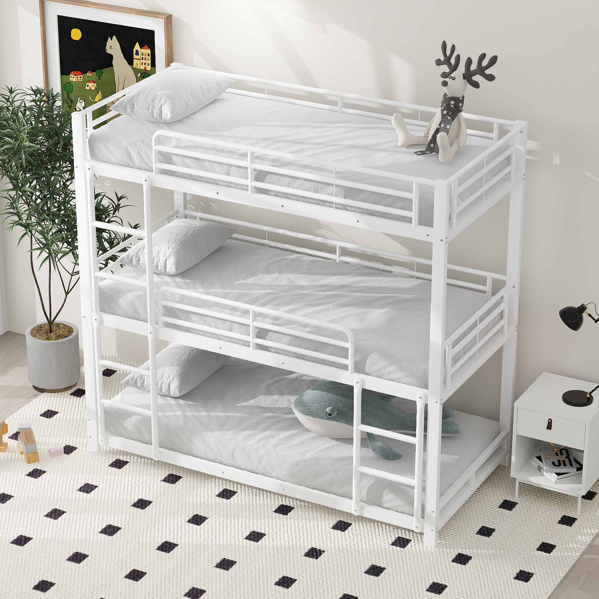 Ein weißes Dreifach-Etagenbett mit Matratzen und Kissen. Ein Stoffwal und ein Hirsch sind auf dem obersten Bett.