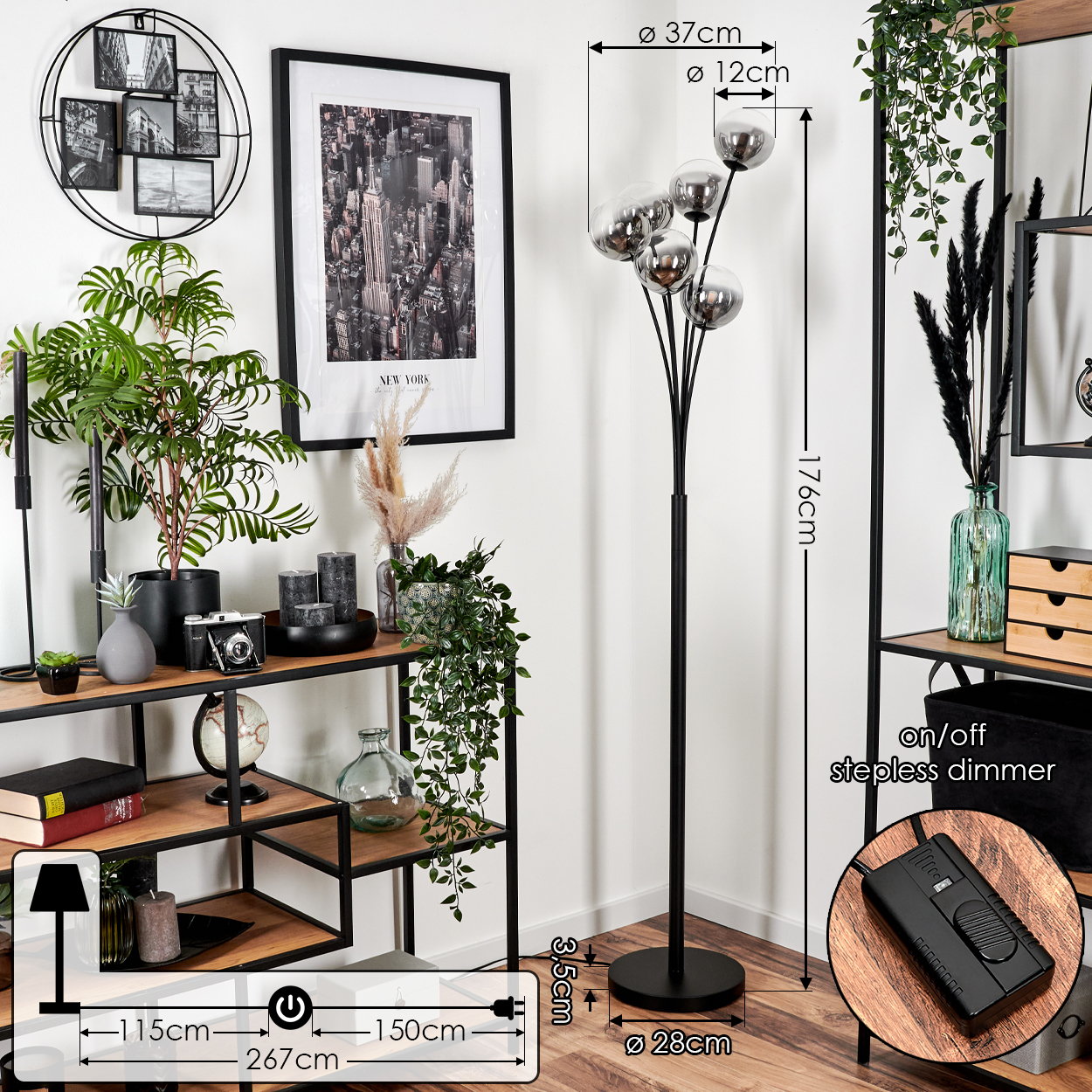 Eine hohe Stehlampe mit mehreren Glaskugeln, Abmessungen und Fernbedienung, vor einer Wand.
