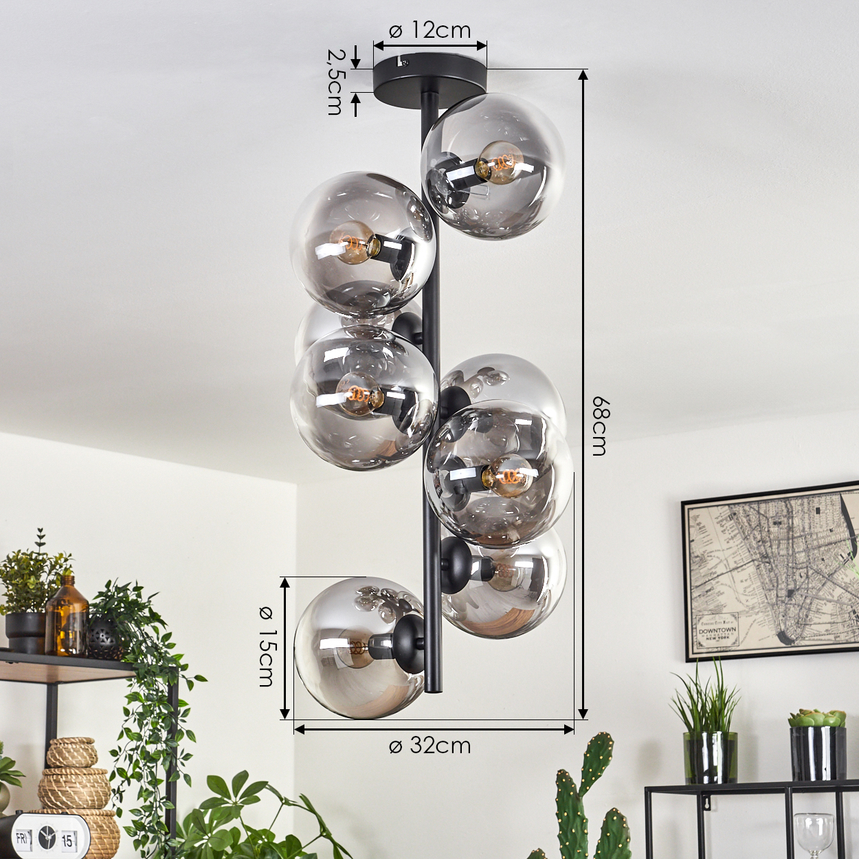 Eine schwarze Deckenlampe mit Maßen, mit neun transparenten grauen Glaskugeln mit Glühbirnen.