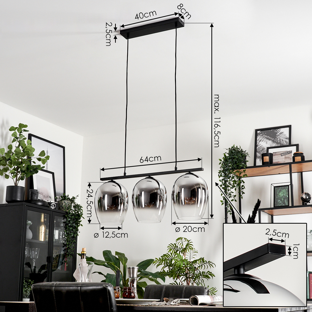 Drei Pendelleuchten mit rauchigen Glasschirmen und Abmessungen. Hintergrund: Schrank und Pflanzen.