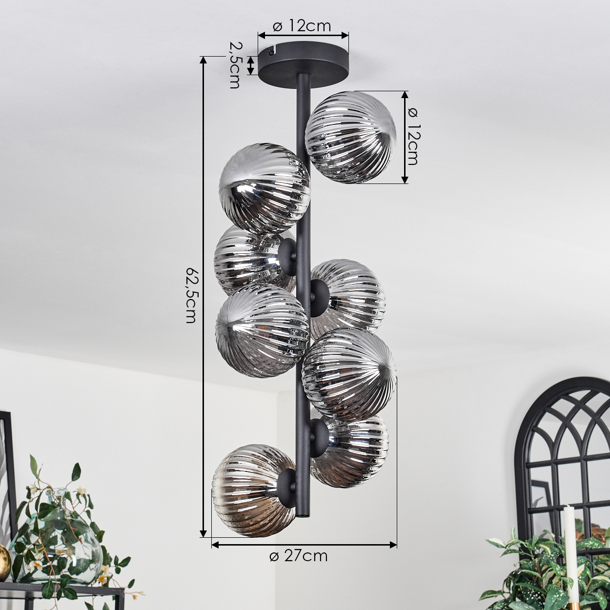Eine schwarze Deckenlampe mit neun silbernen, gerippten Glaskugeln, vertikal angeordnet.