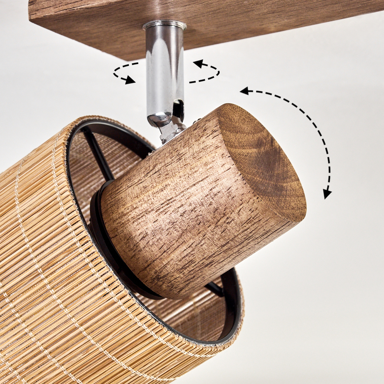Nahaufnahme eines Holz- und Bambus-Strahlers. Das Licht kann sich an einem Chromgelenk drehen.