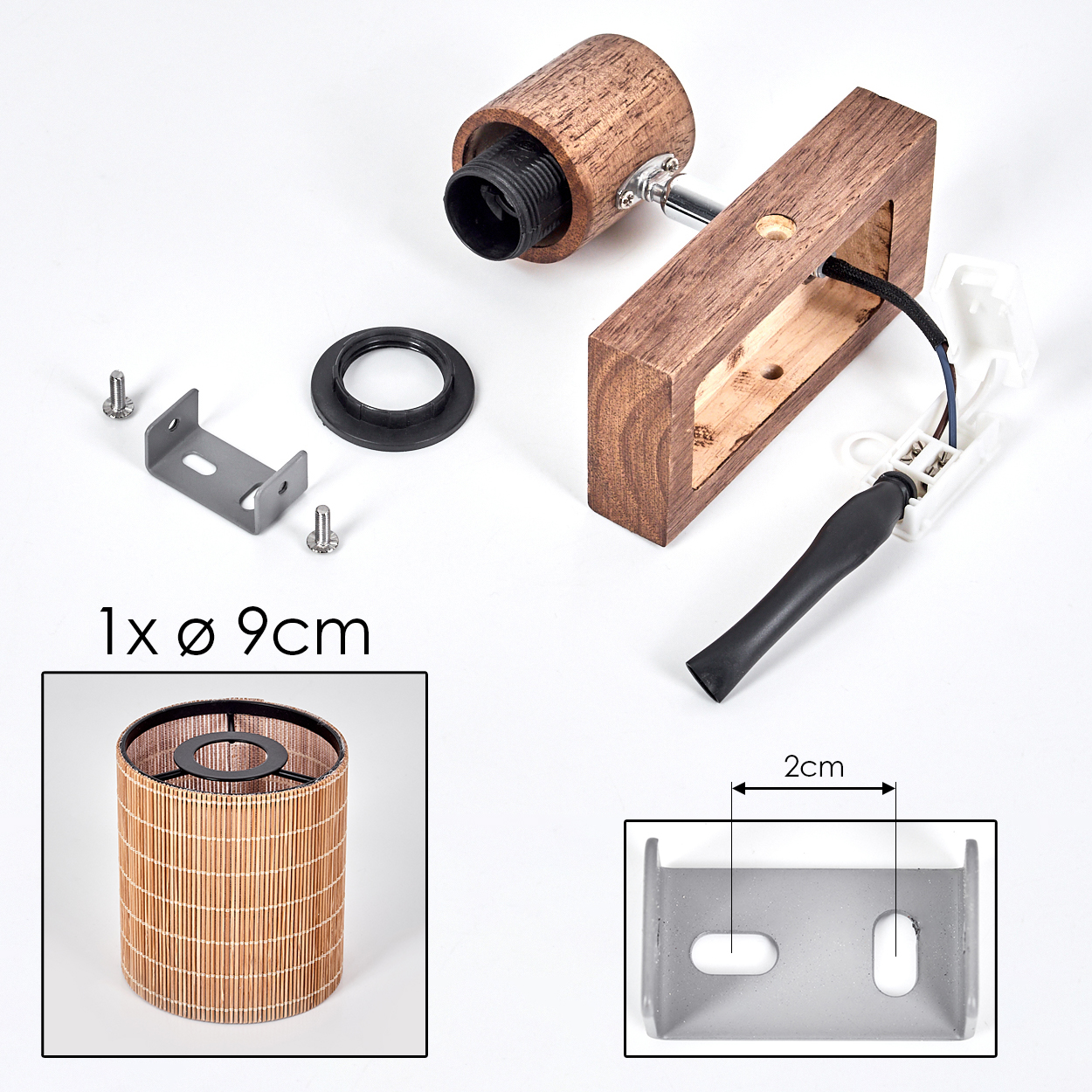 Ein zerlegter Holz-Spotlight, der seine Teile zeigt, einschließlich einer Montagehalterung und eines Rattanschirms.