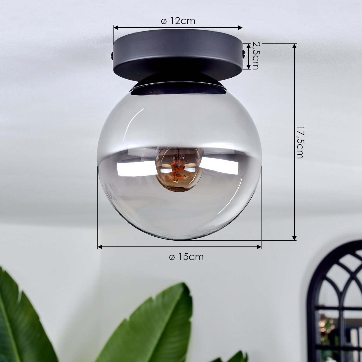 Eine Deckenlampe mit grauem Glaskugel. Abmessungen: 12cm, 15cm, 17,5cm und 2,5cm werden angezeigt.