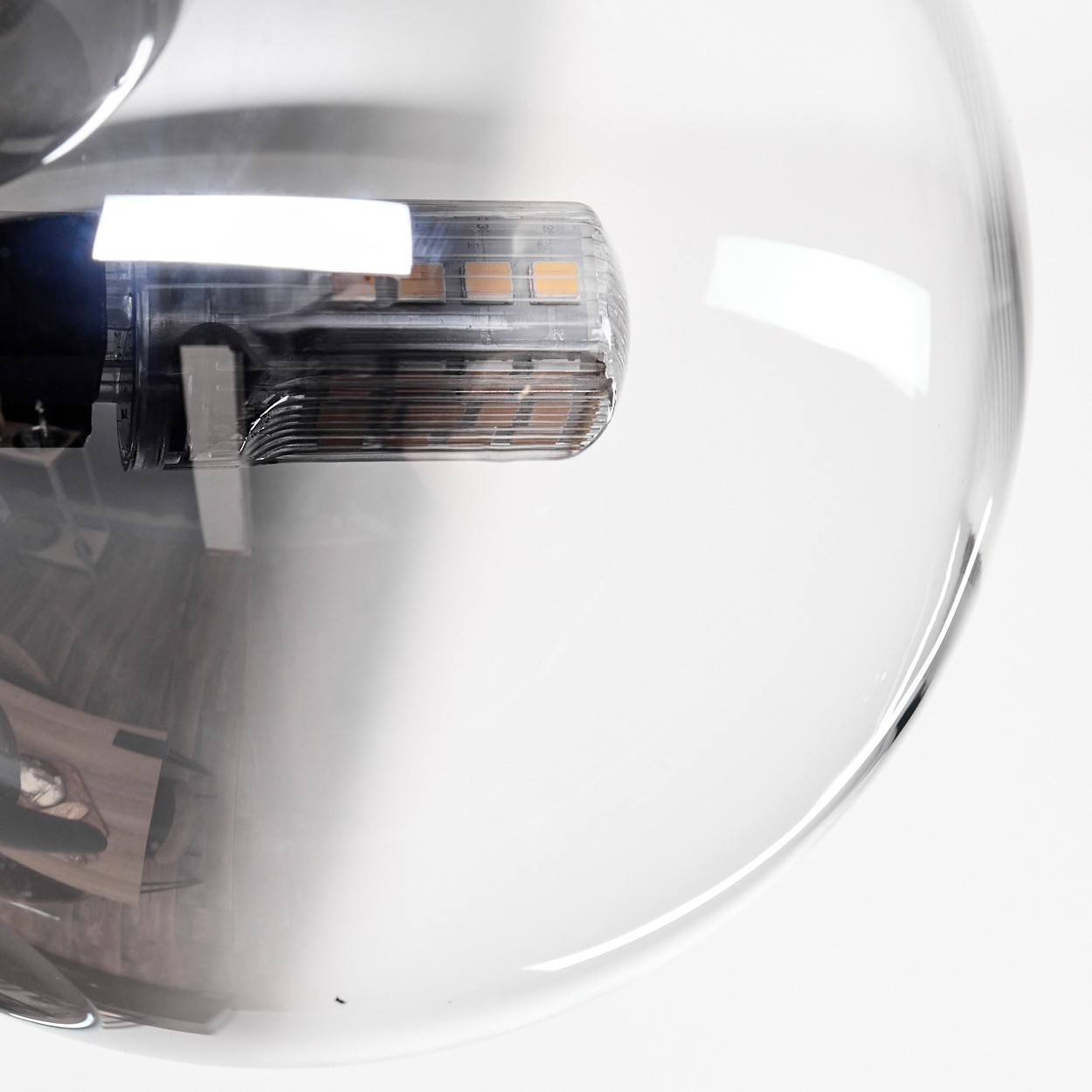 Nahaufnahme einer verspiegelten Glaskugelleuchte, die die inneren LED-Leuchtelemente zeigt.