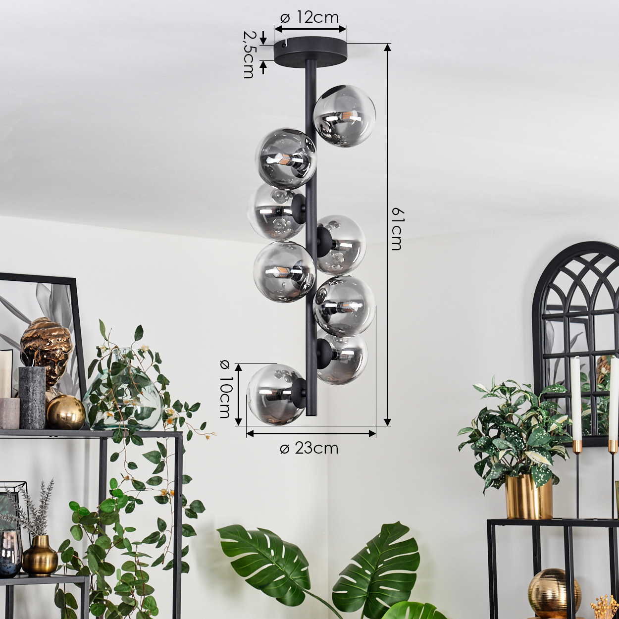 Eine moderne schwarze Deckenlampe mit Glaskugeln. Abmessungen sind angegeben.