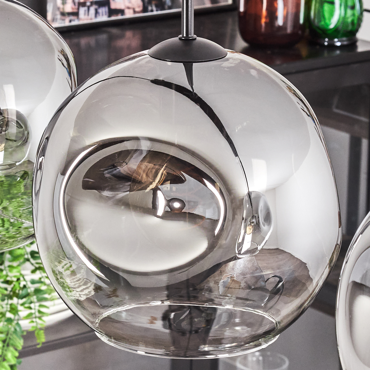 Nahaufnahme einer kugelförmigen Lampe. Die Lampe hat eine Glühbirne im Inneren.