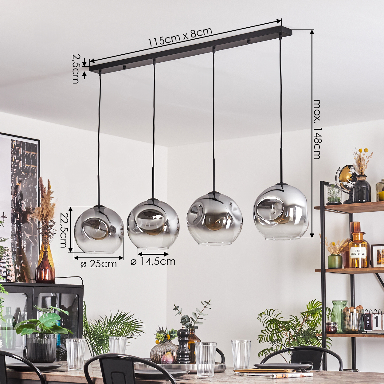 Vier Pendelleuchten mit Glaskugeln über einem Holztisch. Ein Regal ist im Hintergrund sichtbar.