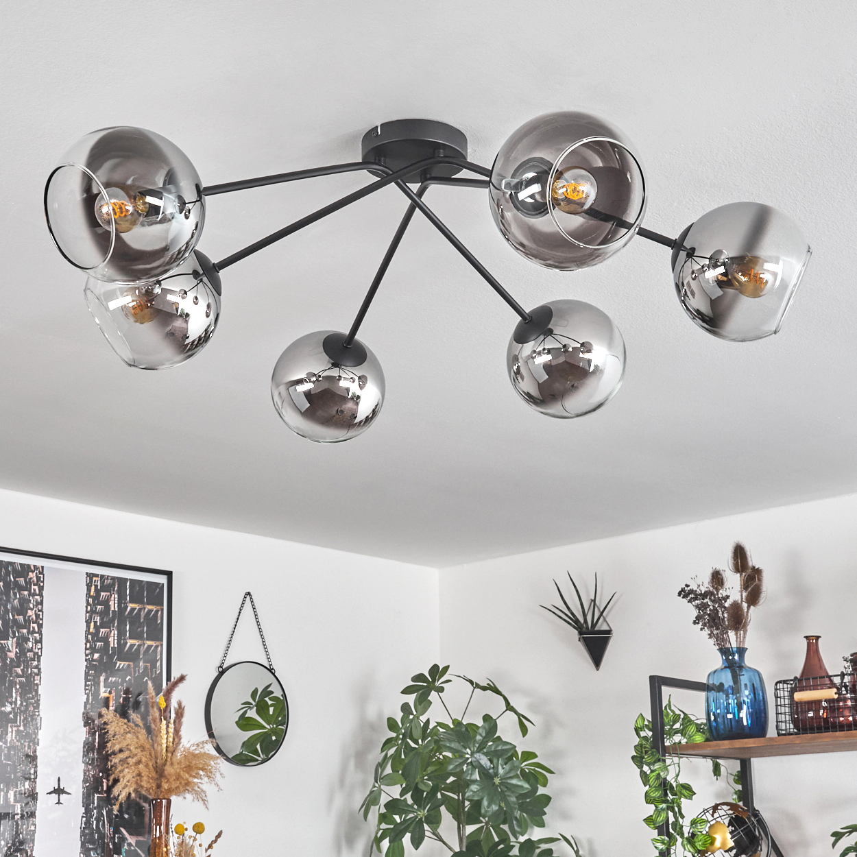Deckenlampe mit sechs verchromten Glaskugeln, Inneneinrichtung im Hintergrund.