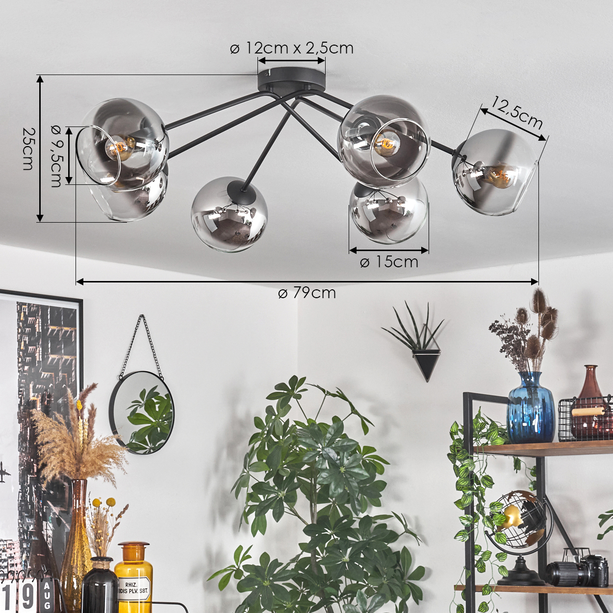 Deckenlampe mit Maßen, verchromten Kugeln und Inneneinrichtung im Hintergrund.
