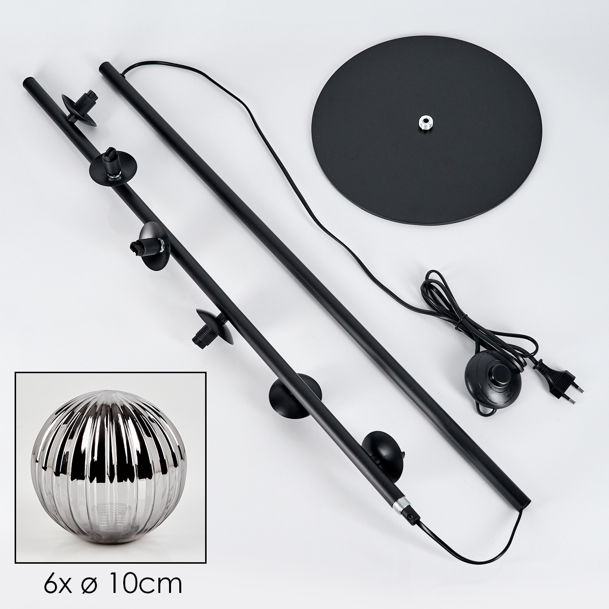 Zerlegte Stehlampe mit verchromter Kugel und Basiskomponenten, weißer Hintergrund.