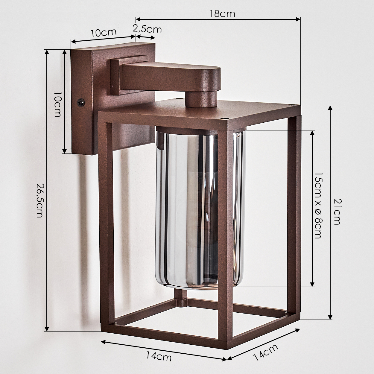Eine Wandleuchte. Sie hat einen bronzefarbenen Rahmen, einen Glaszylinder und Abmessungen sind angegeben.