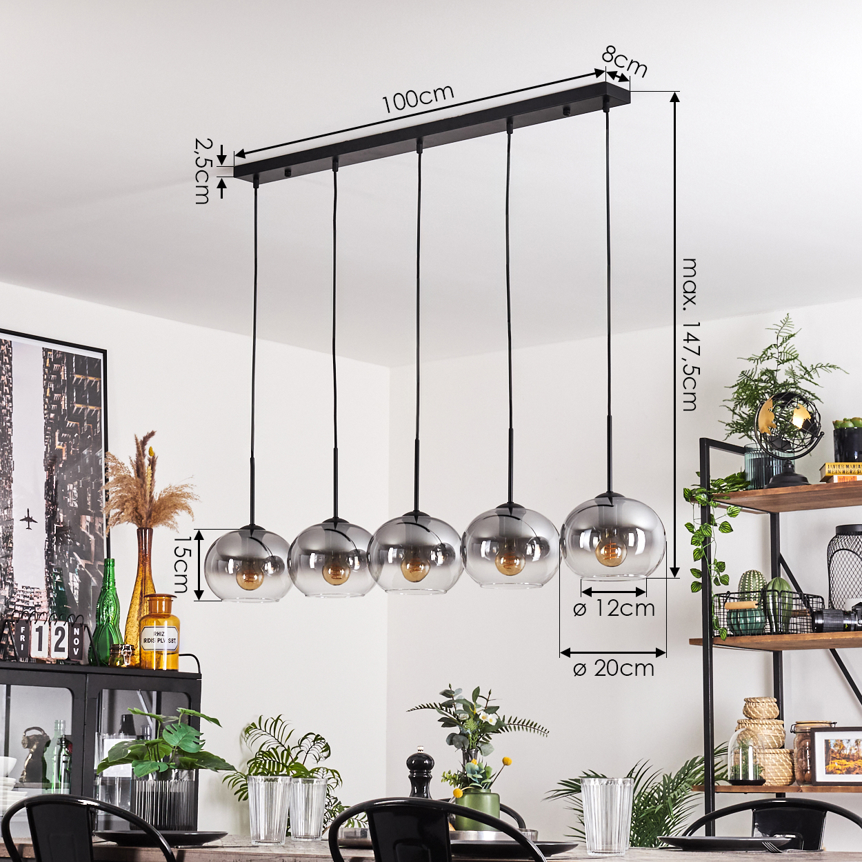 Ein Esszimmer mit fünf Hängeleuchten. Abmessungen sind im Bild enthalten. Der Hintergrund enthält Dekoration.