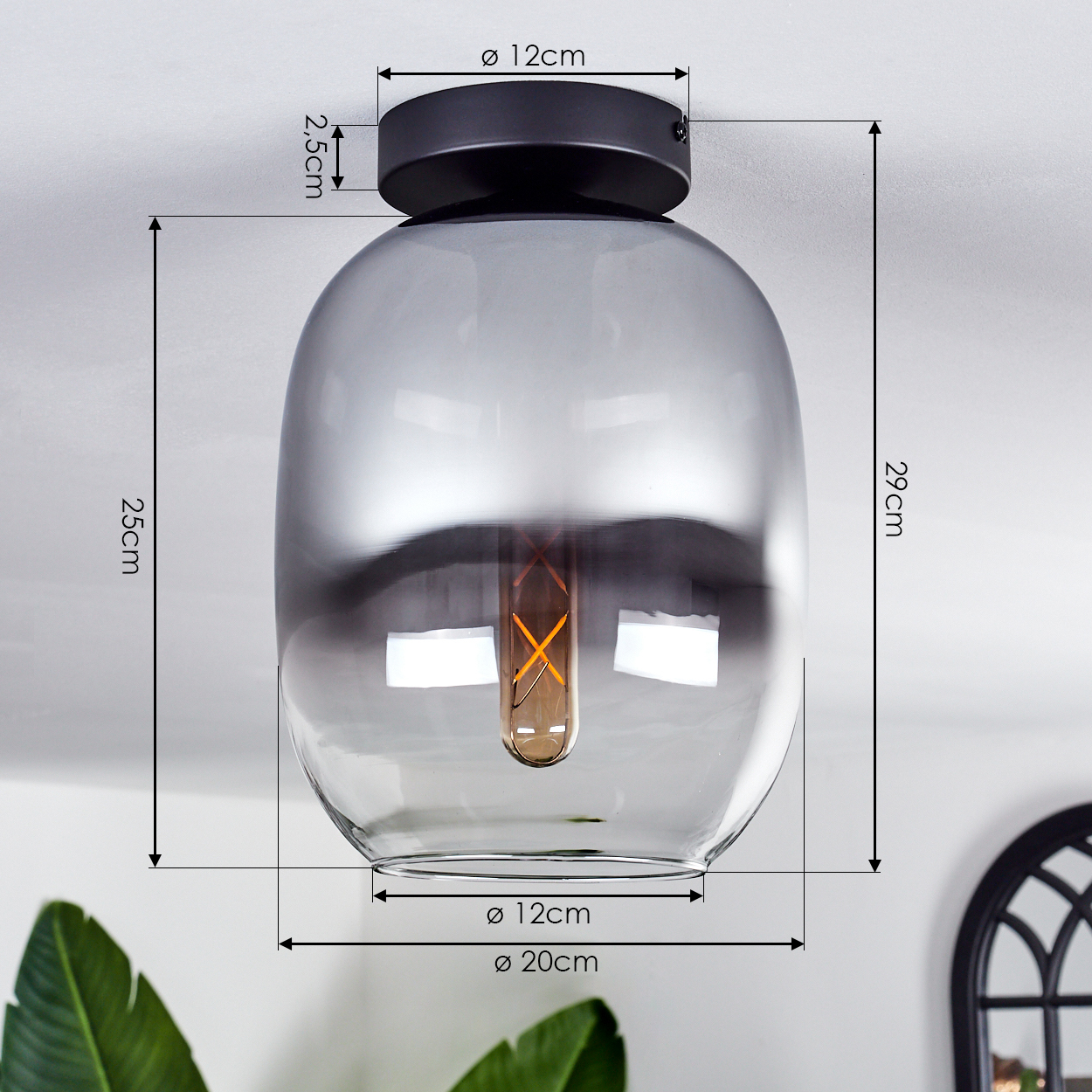 Eine Deckenleuchte mit großem, rauchigem Glasschirm. Abmessungen: 25 cm Höhe, 20 cm Durchmesser.