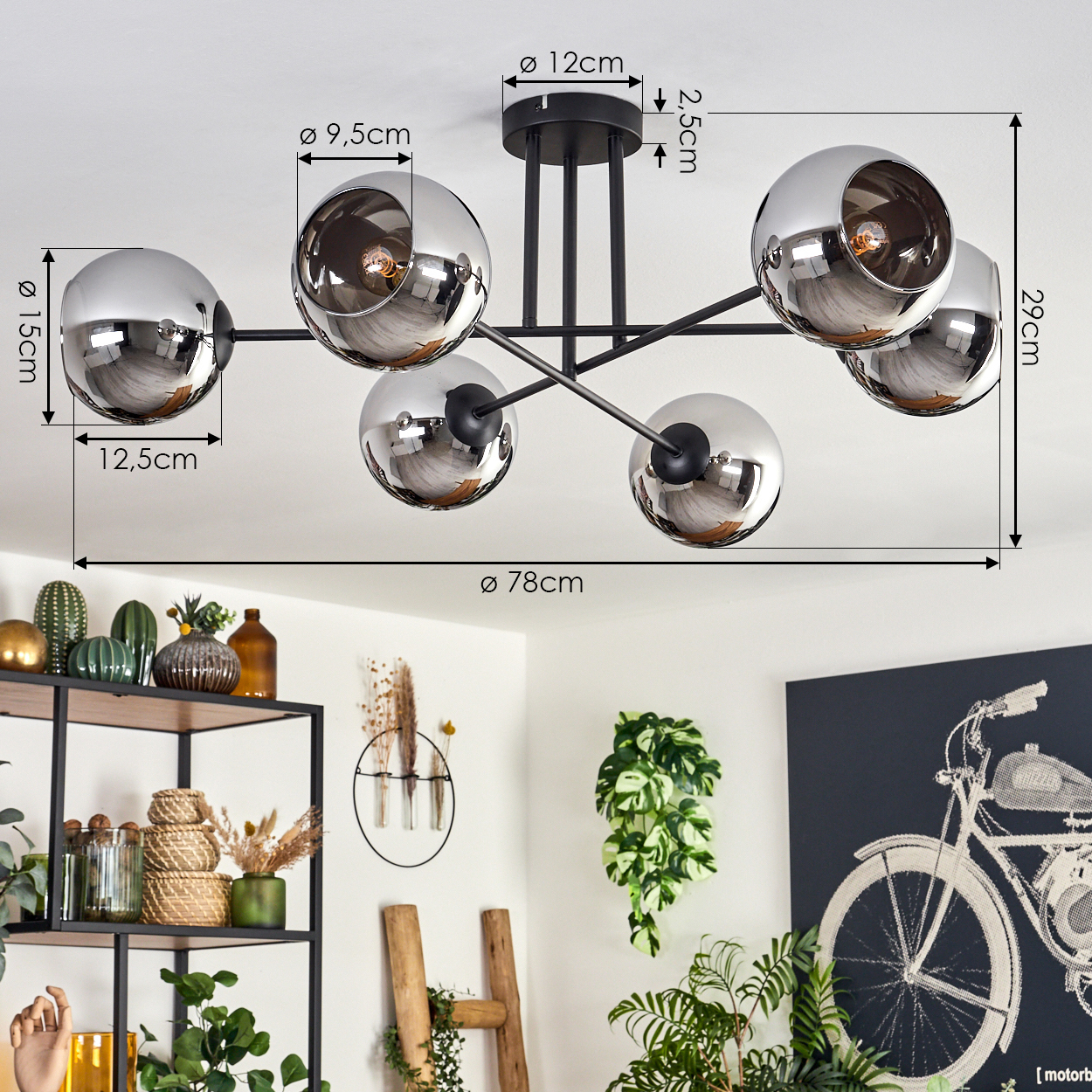 Eine Deckenlampe mit sechs verspiegelten Kugelschirmen. Der schwarze Rahmen ist sichtbar. Modernes Design.