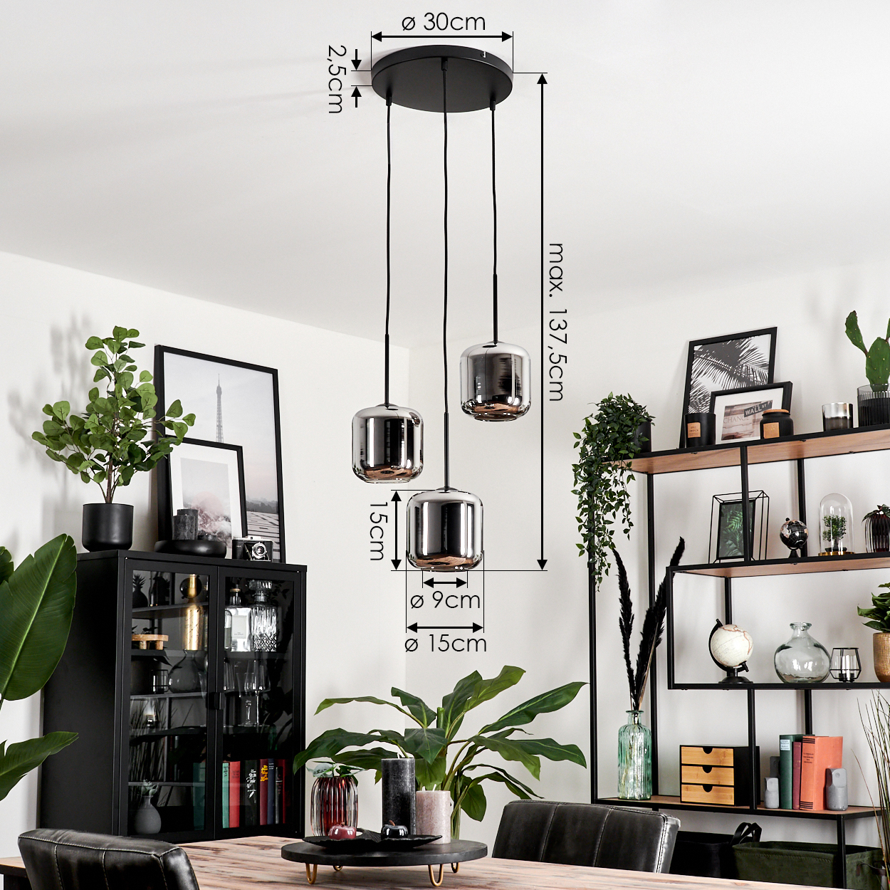 Esszimmer mit drei Pendelleuchten, Pflanzen und Dekoration, mit Maßen der Leuchte.