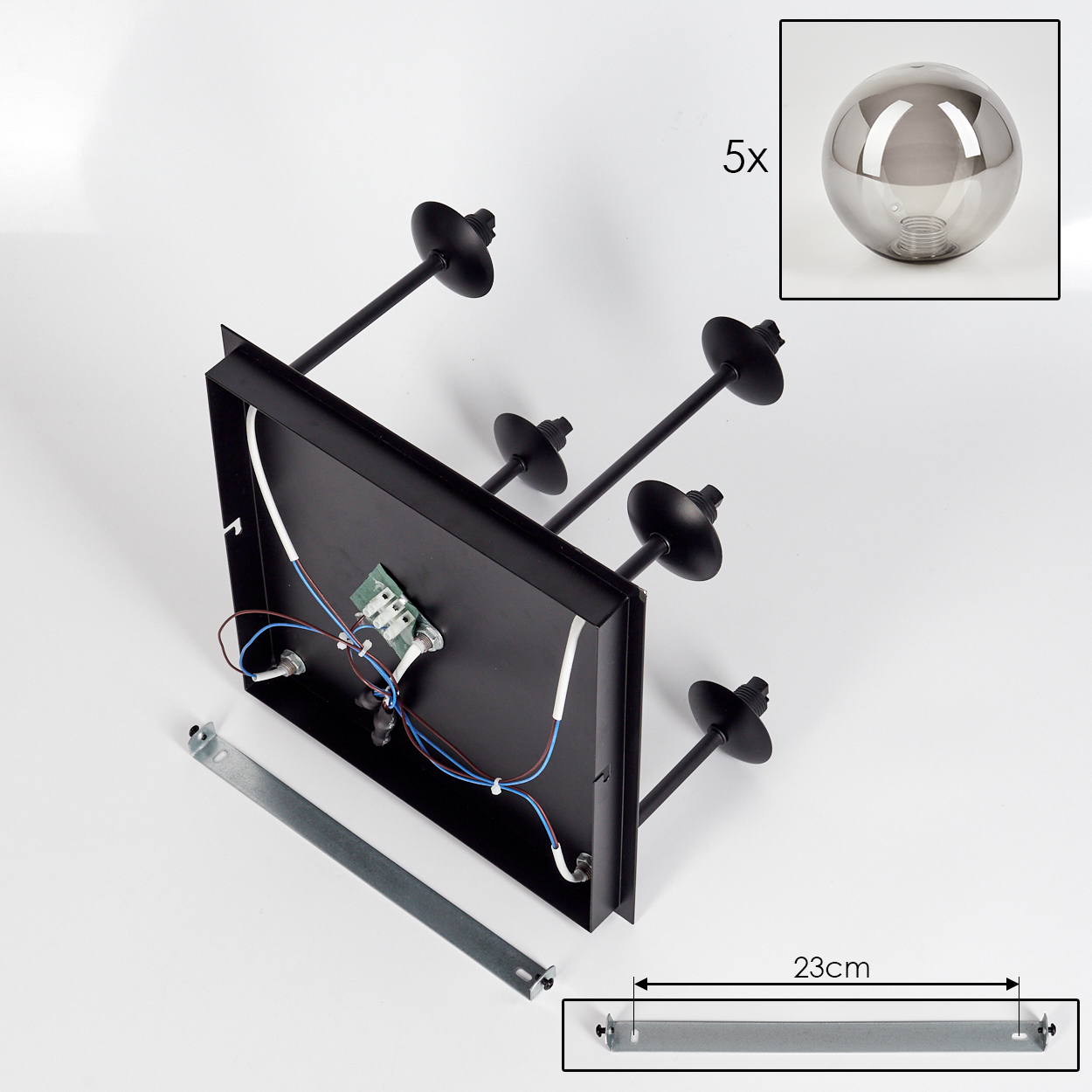Komponenten einer quadratischen Deckenleuchte. Enthält Basis, Drähte und eine Halterung, mit einem Globus.