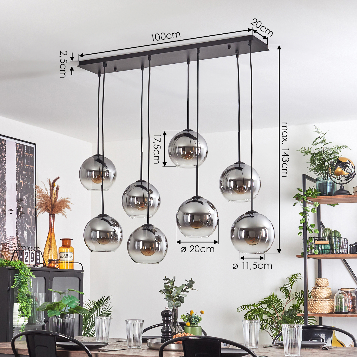 Esszimmer mit acht rauchfarbenen Glaskugel-Pendelleuchten, mit Abmessungen und Inneneinrichtung.
