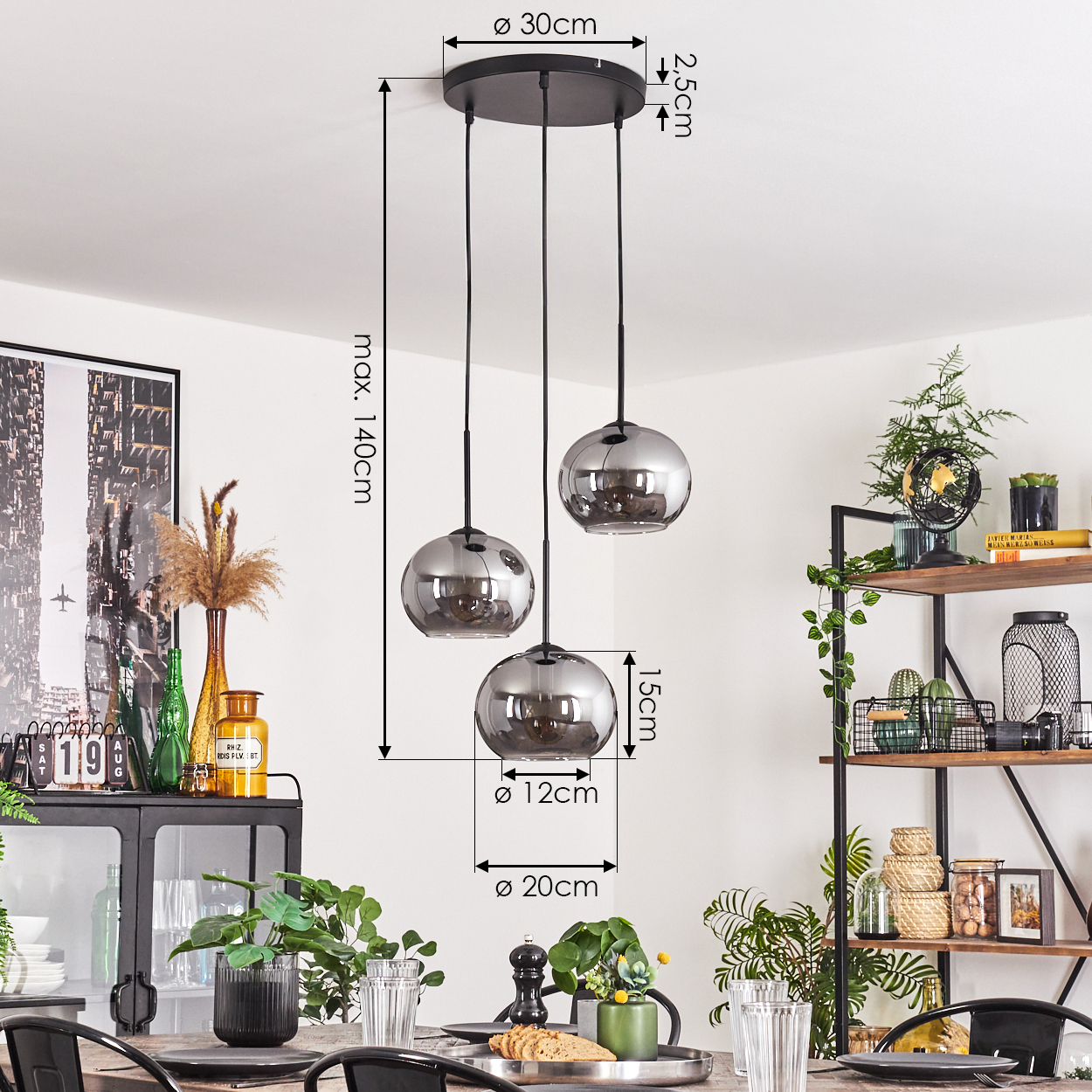 Esszimmer mit drei rauchfarbenen Glaskugel-Pendelleuchten, Abmessungen und Inneneinrichtung.
