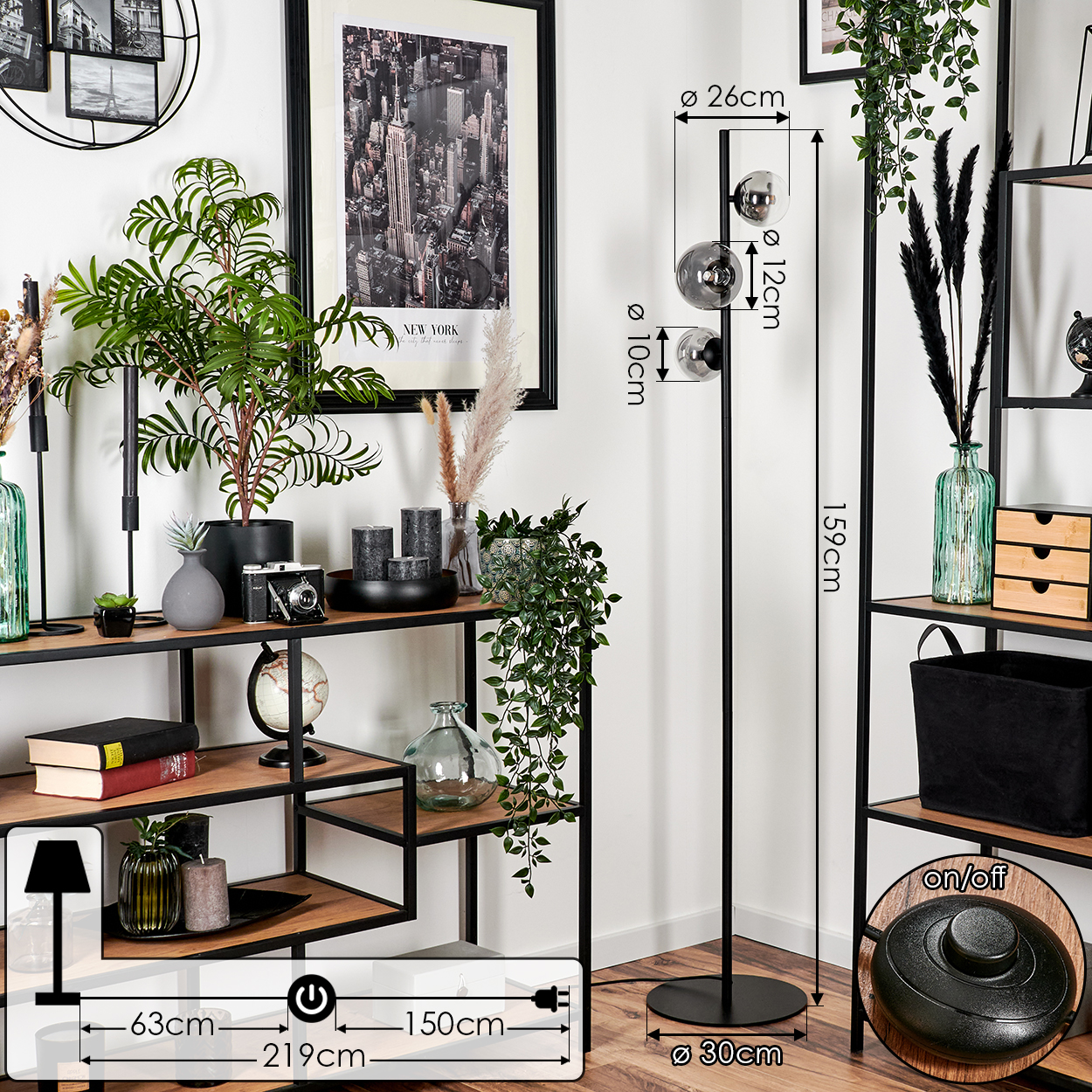 Ein Zimmer mit Stehlampe, Regalen und dekorativen Gegenständen. Die Lampe hat drei Glasschirme.
