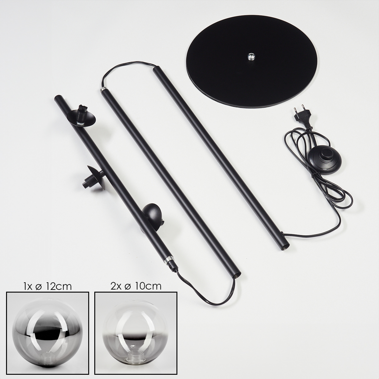 Komponenten einer Stehlampe. Beinhaltet schwarze Stangen, einen Sockel und Glaskugellichter. Die Teile liegen auf einer weißen Oberfläche.