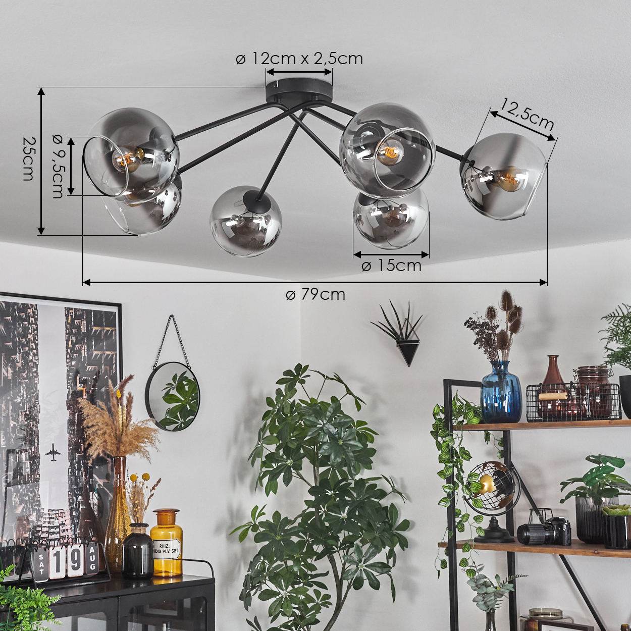 Deckenlampe mit sechs Glaskugeln, Maße angegeben. Pflanzen, Spiegel und Deko im Hintergrund sichtbar.