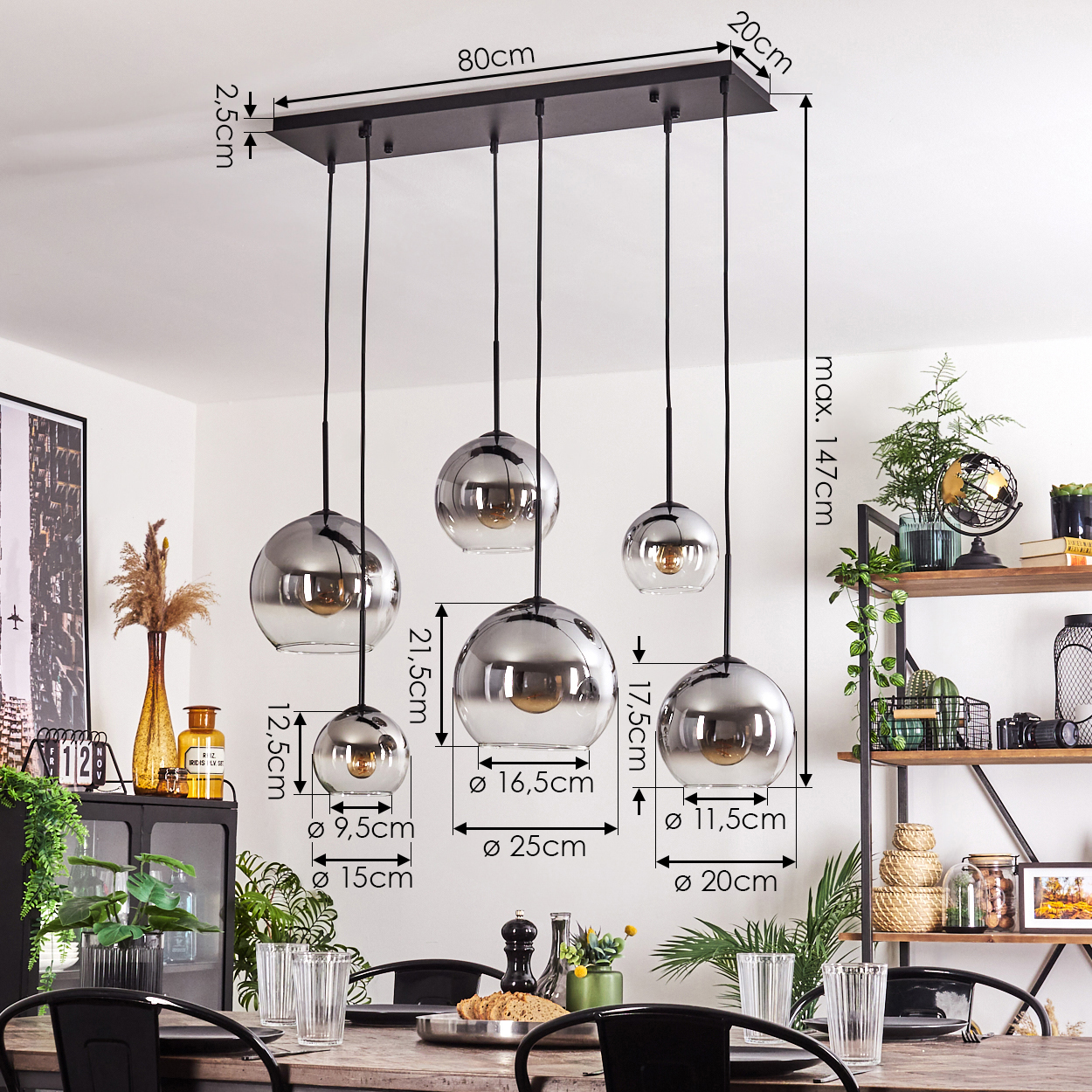Fünf Pendelleuchten mit Glasschirmen hängen über einem Tisch. Abmessungen werden angezeigt.