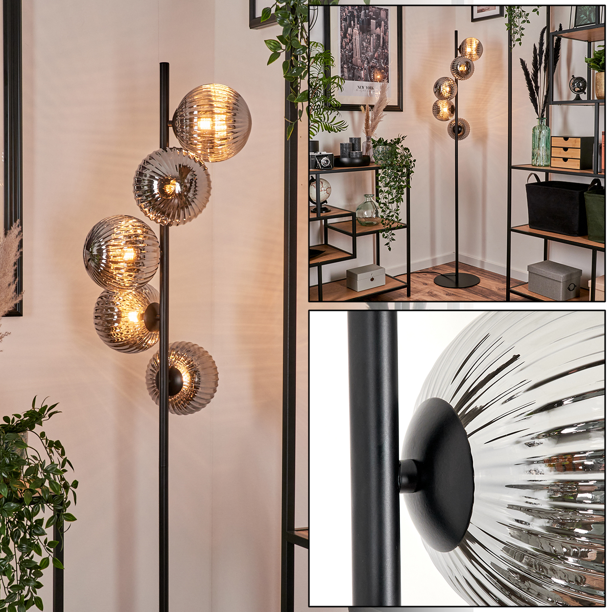 Eine Stehlampe mit Kugelleuchten, in einer Ecke mit Regalen.