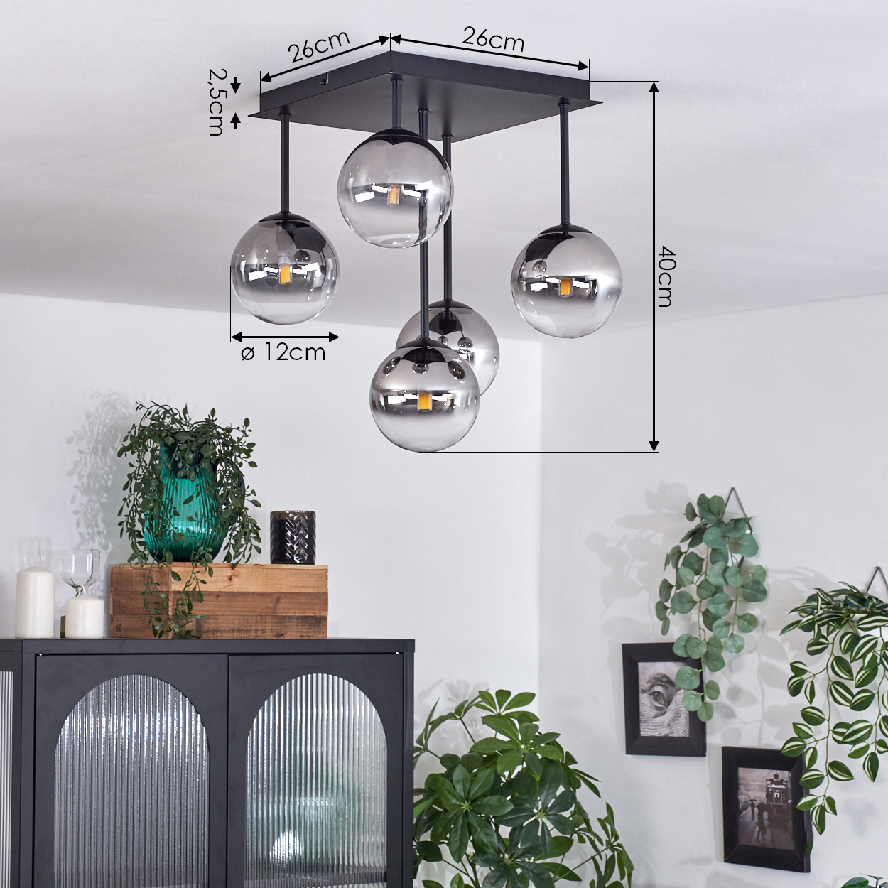 Decke mit Pendelleuchten, Pflanzen und Dekoration.