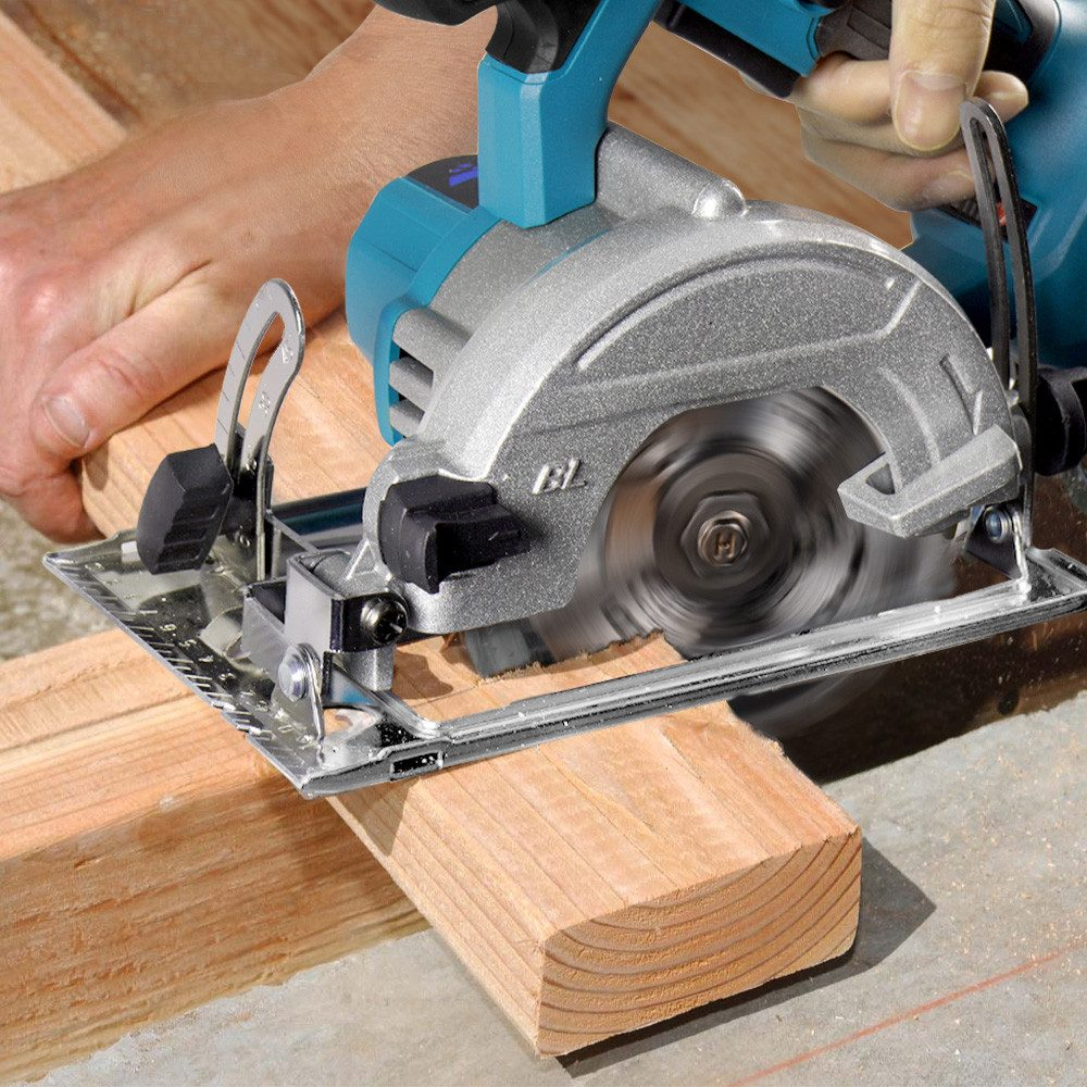Nahaufnahme einer Kreissäge, die ein Stück Holz schneidet. Das Werkzeug ist blau und silberfarben.