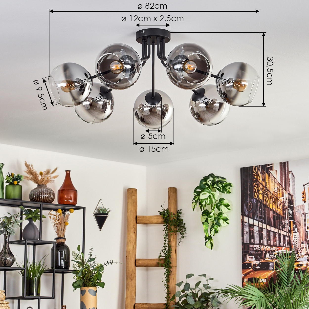 Deckenlampe mit sechs Glasschirmen, Maße werden angezeigt. Innenraum mit Dekoration.