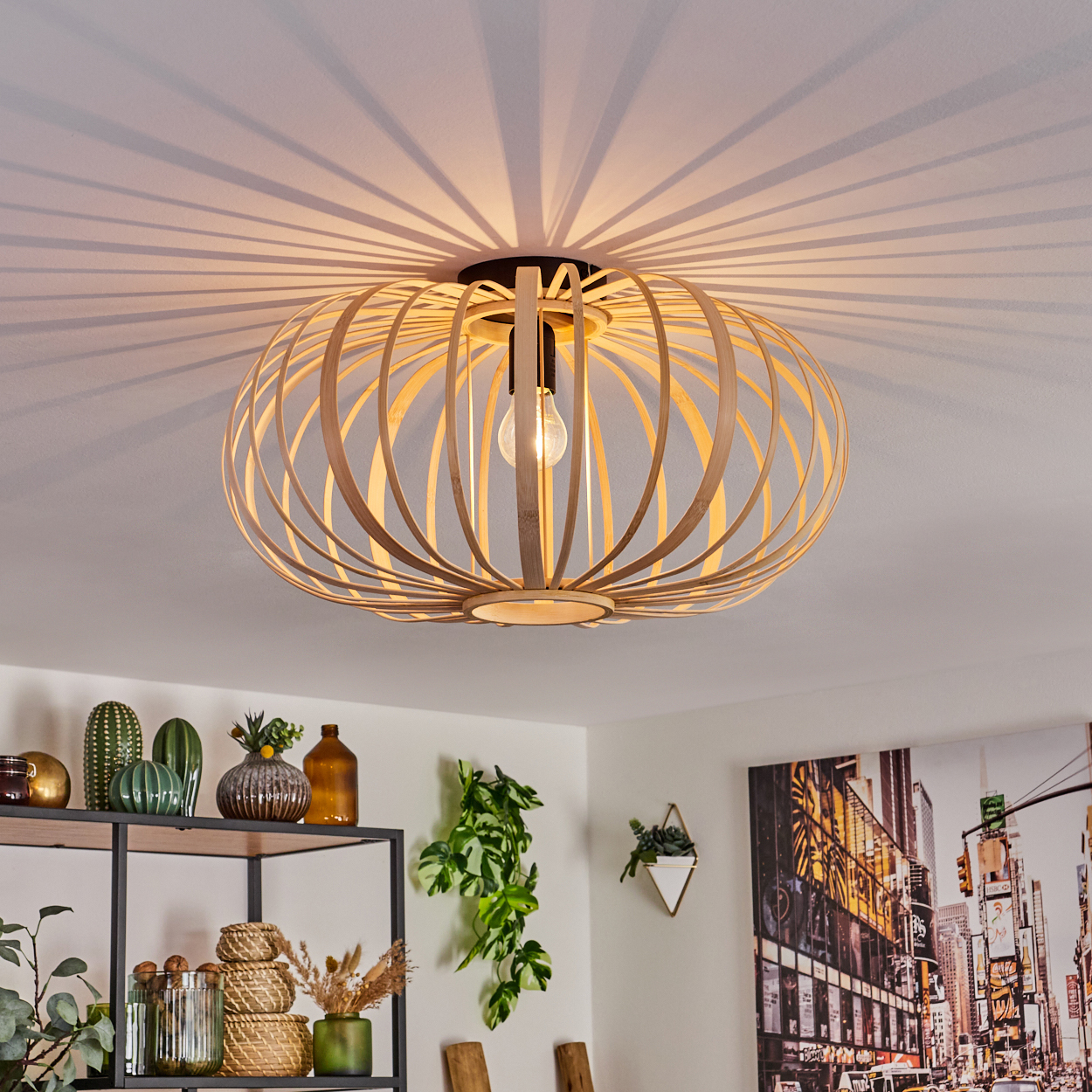 Deckenlampe mit einer Struktur aus hellem Holz, die ein Sonnenmuster an die Decke wirft.