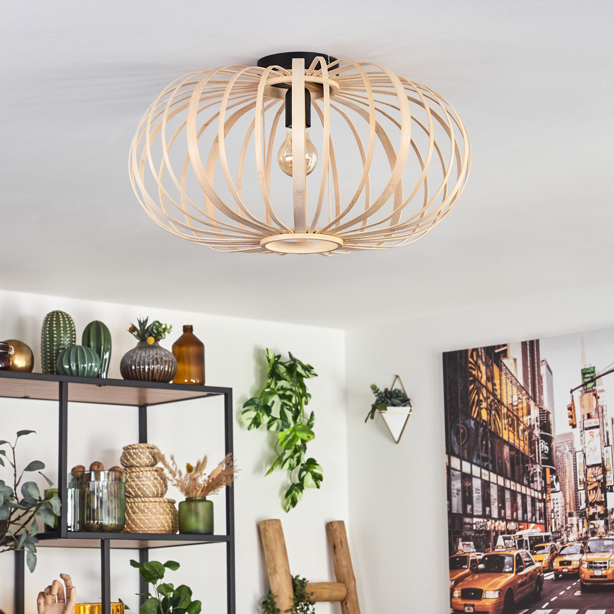 Eine Deckenlampe mit Holzrahmen und Glühbirne, umgeben von Pflanzen und Dekoration.