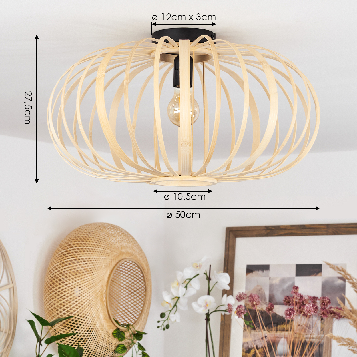 Deckenlampe mit Holzdesign und Glühbirne, umgeben von einem weißen Hintergrund.