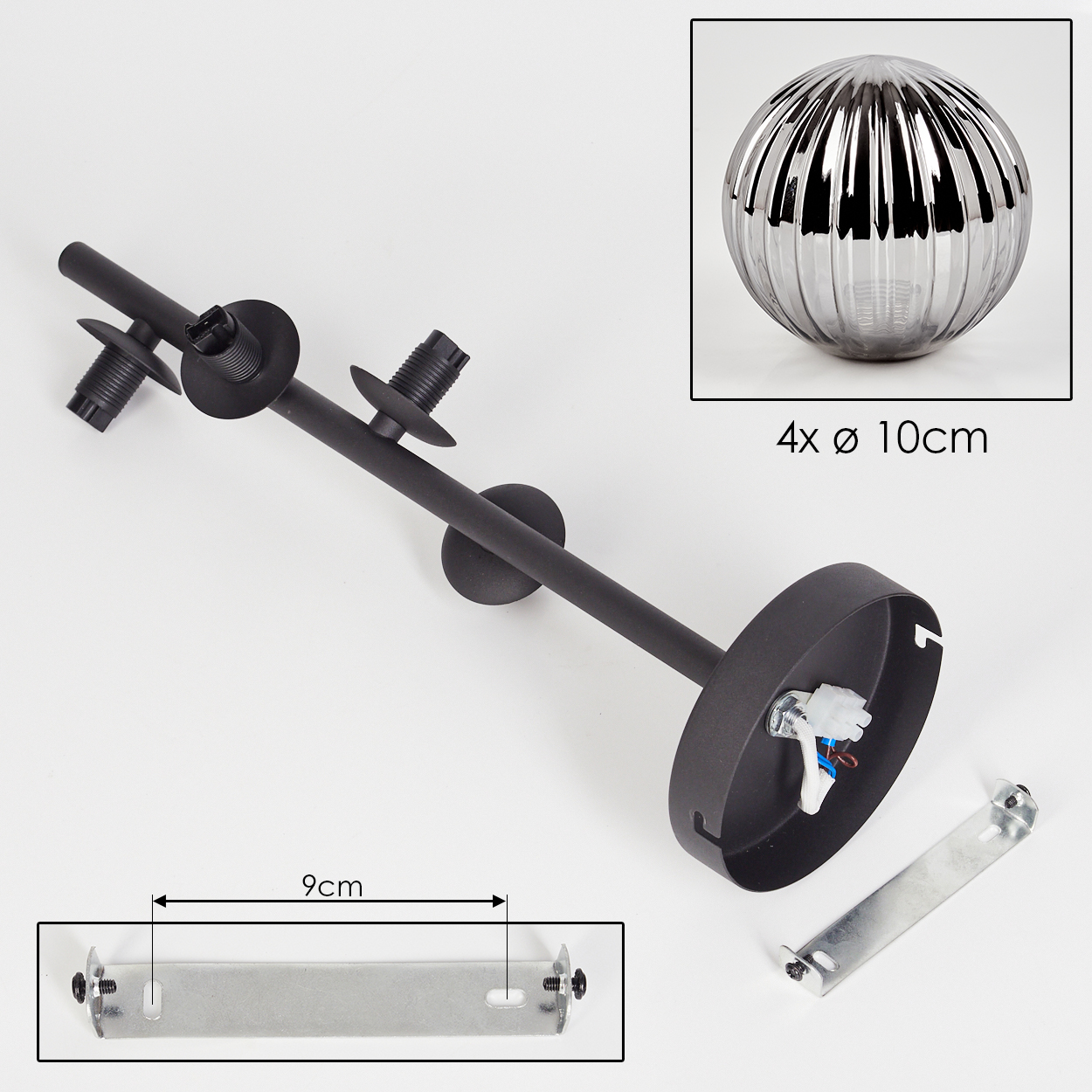Eine Lampe mit schwarzem Sockel und verspiegelter Glaskugel. Eine Metallhalterung ist enthalten. Der Hintergrund ist weiß.
