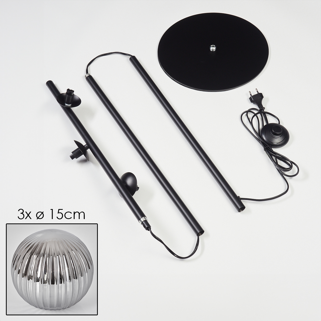 Zerlegte Teile einer Stehlampe: ein Sockel, Stäbe und eine verspiegelte Kugel mit Rillen.