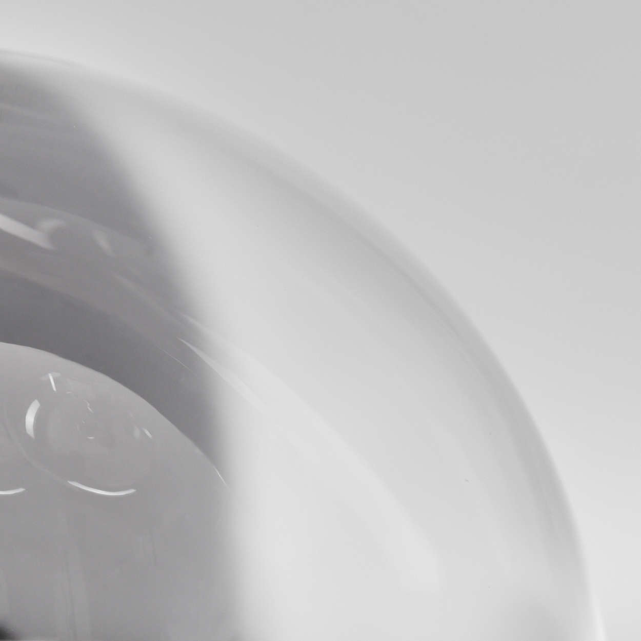 Nahaufnahme einer Glaslampe mit verschwommenem Hintergrund.