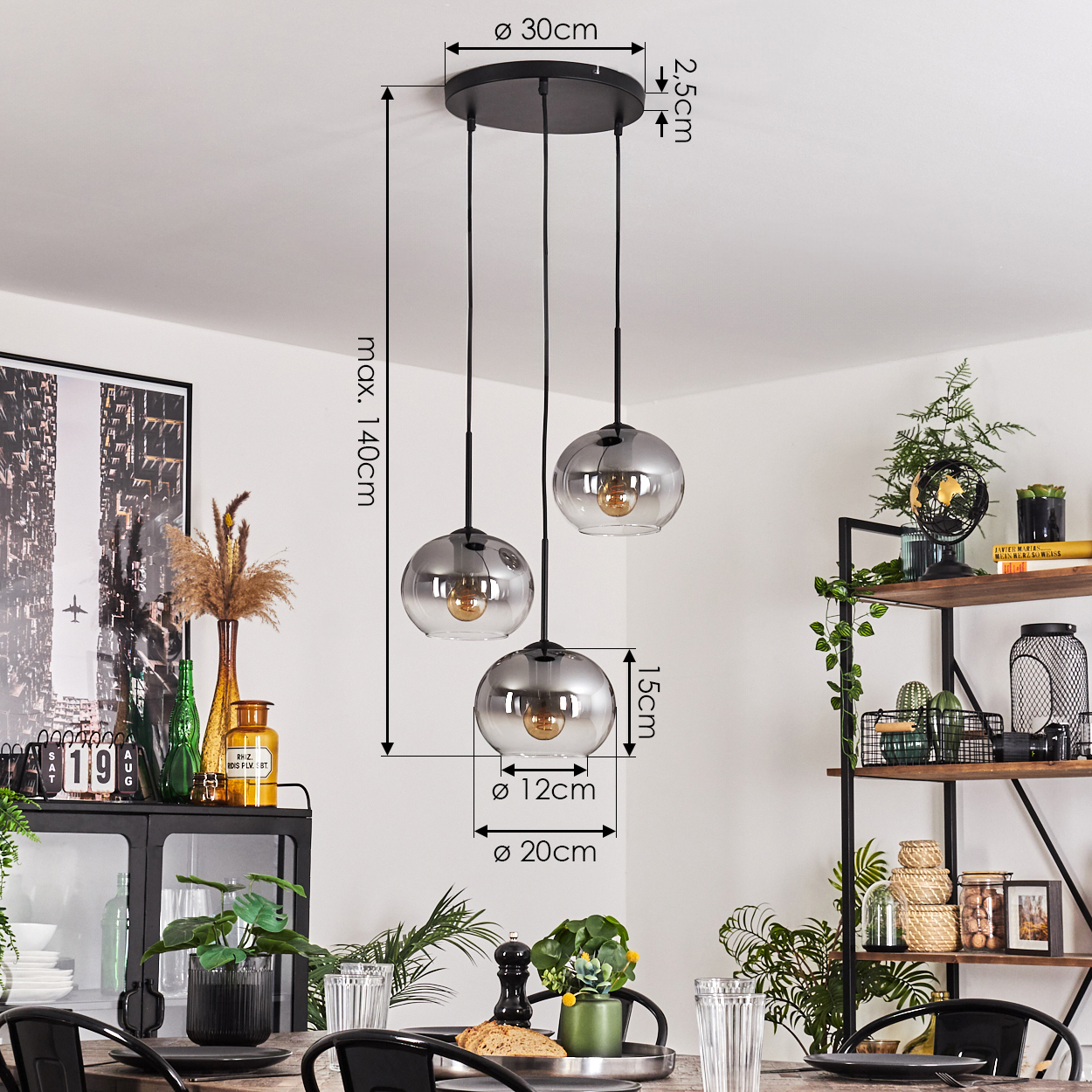 Ein Esszimmer mit drei Hängelampen mit Glaskugeln, einem Holztisch und Dekorationsartikeln.