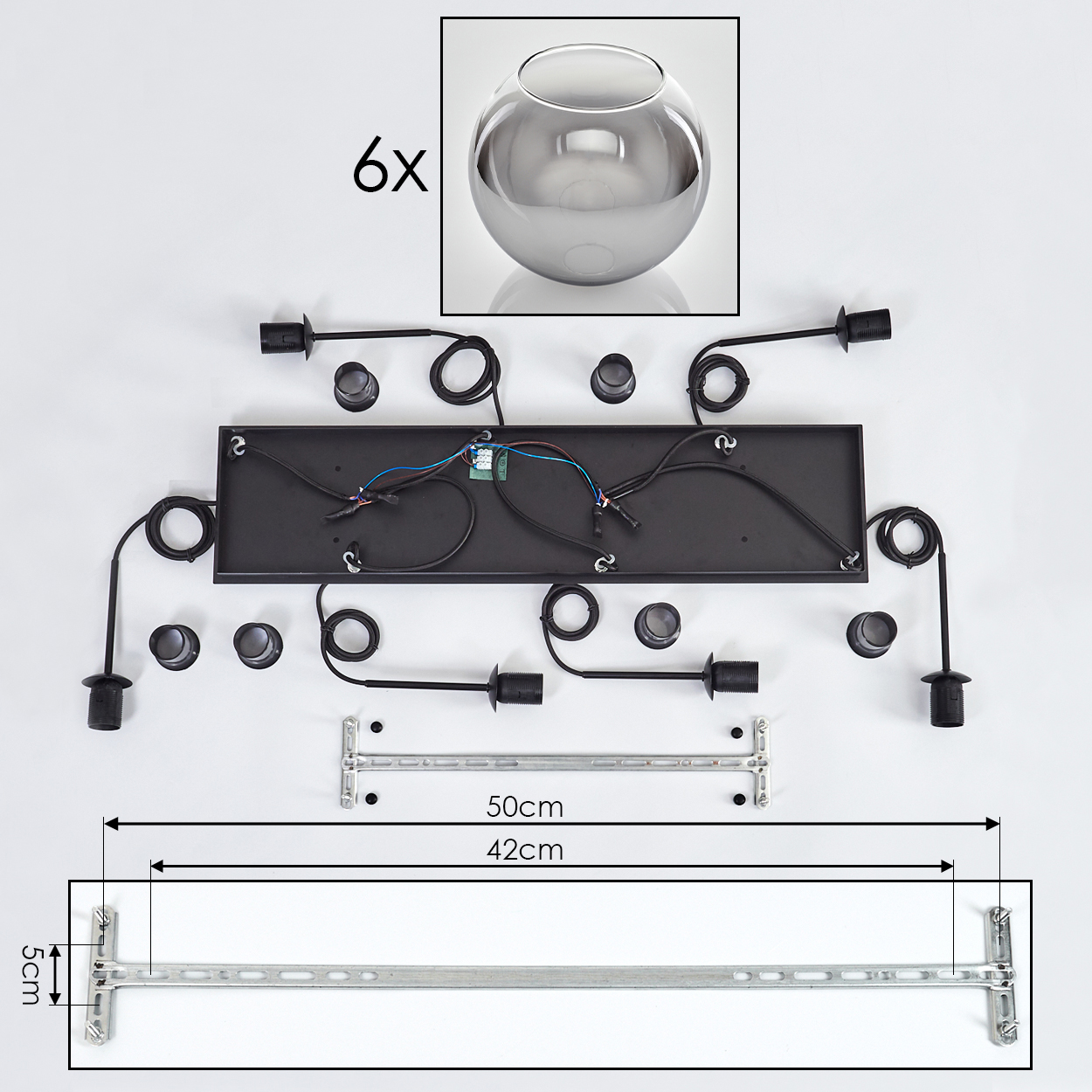 Komponenten einer schwarzen rechteckigen Deckenlampe: Drähte, ein schwarzer Sockel und Glaskugeln, mit Maßen.