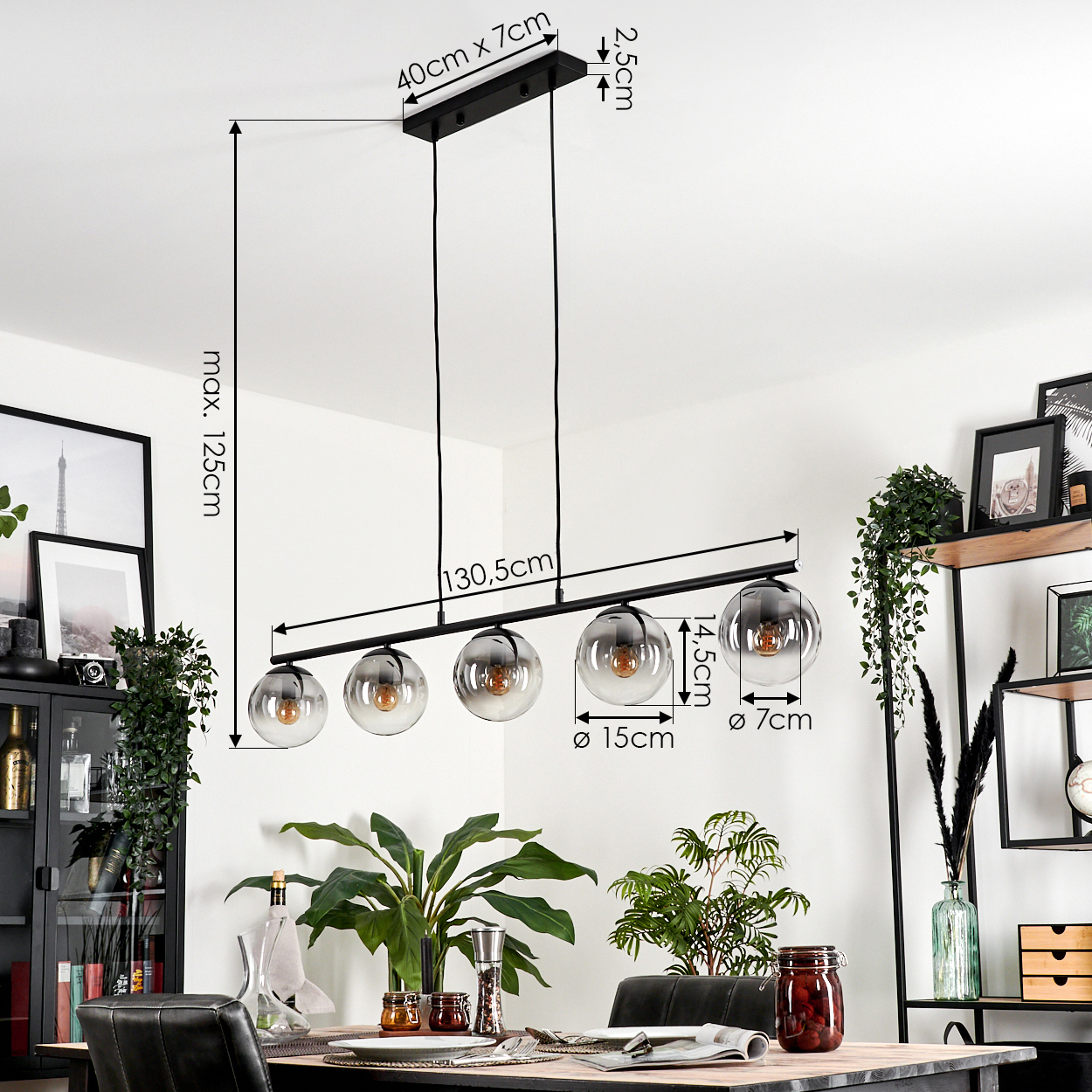Esszimmer mit schwarzem Kronleuchter mit fünf Glühbirnen. Maße der Lampe werden gezeigt.