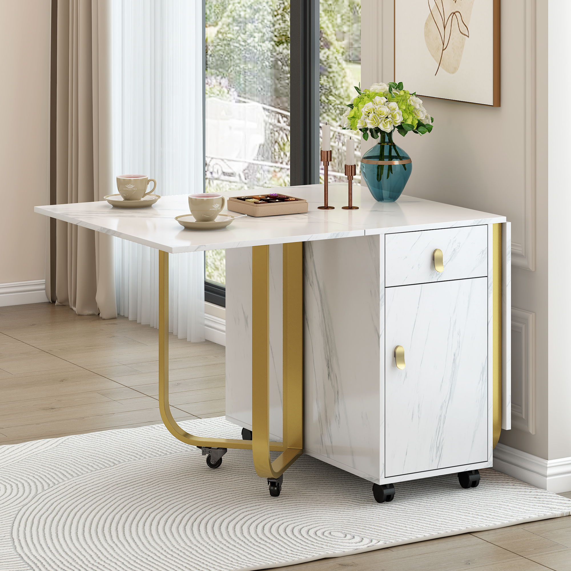 Ein weißer und marmorierter Tisch mit goldenen Beinen und ein Schrank mit Schublade und Tür. Eine Vase mit Blumen.