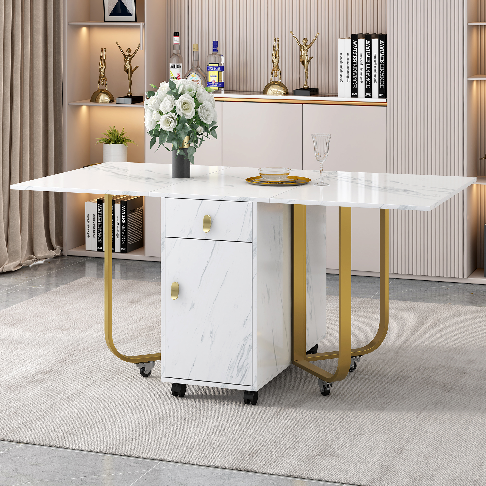 Ein weißer Marmortisch mit goldenen Beinen, eine Vase mit weißen Blumen und Dekoration auf einem weißen Teppich.