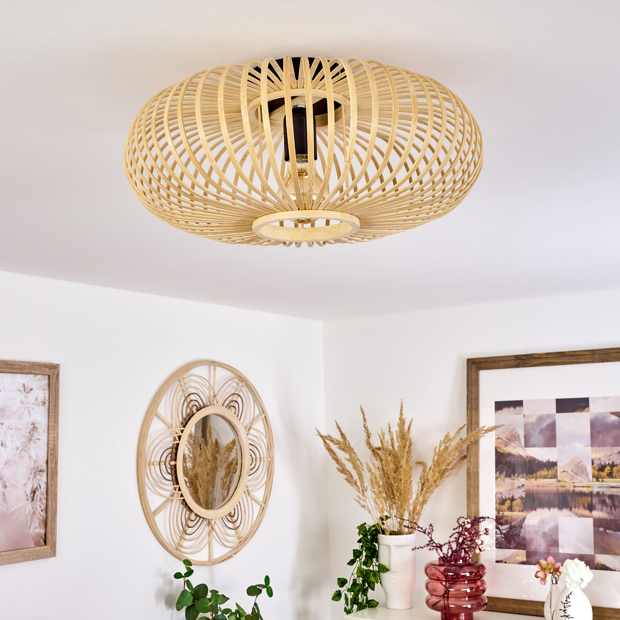 Eine gewebte Bambus-Deckenlampe. Der Raum hat Dekoration. Neutraler Hintergrund.