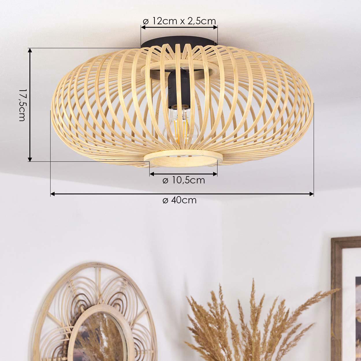 Eine gewebte Bambus-Deckenlampe mit Maßen. Die Lampe ist beleuchtet. Neutraler Hintergrund.