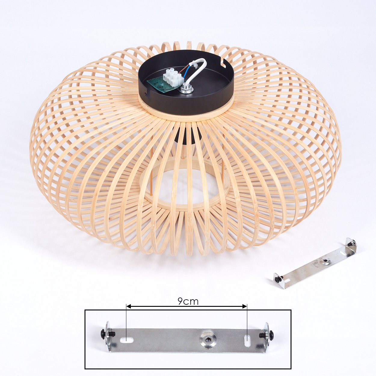 Eine Deckenlampe mit gewebtem, ovalem Schirm. Die Komponenten der Lampe sind separat gezeigt.