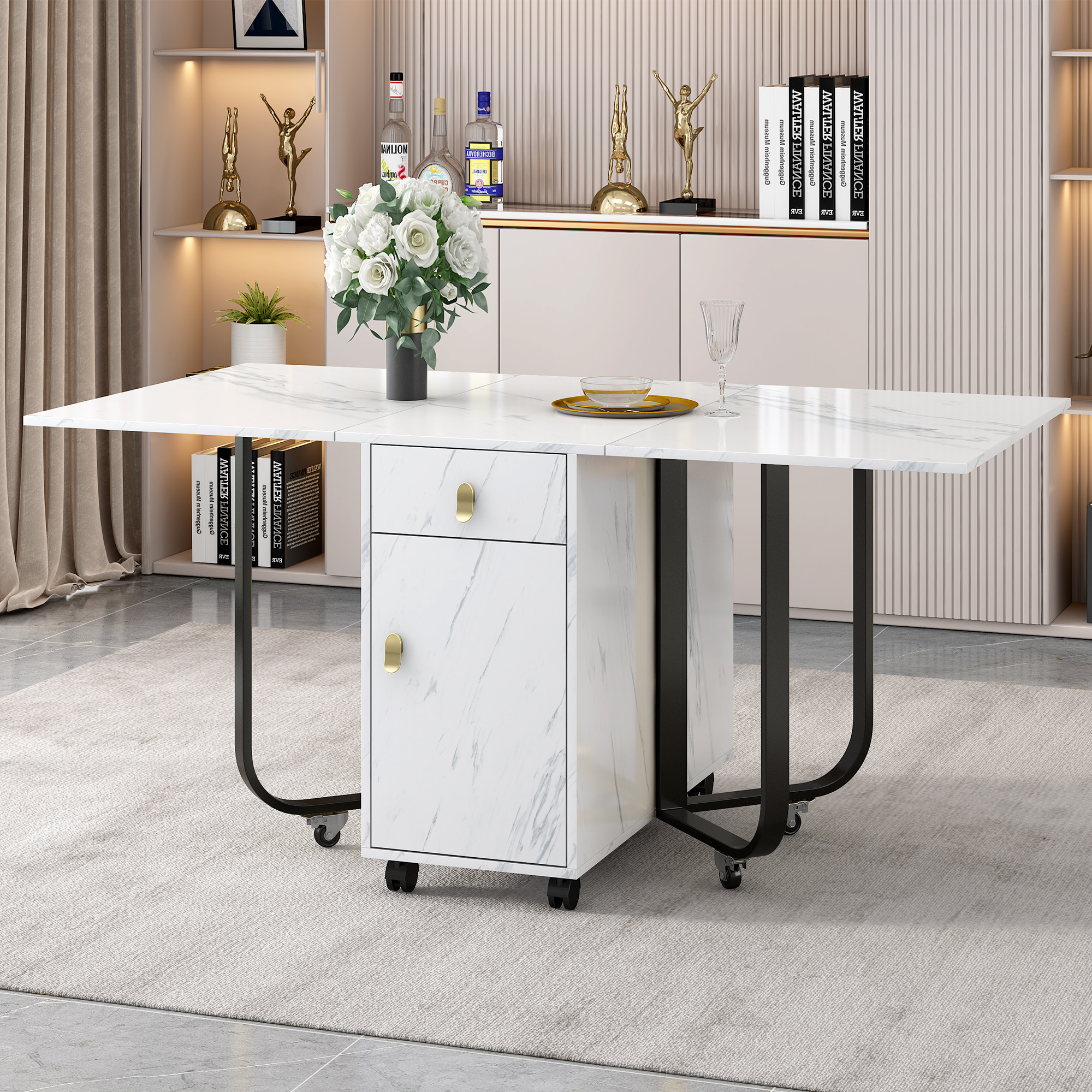 Ein weißer Marmortisch mit goldenen Griffen und schwarzen Beinen. Er hat eine Schublade und einen Schrank.